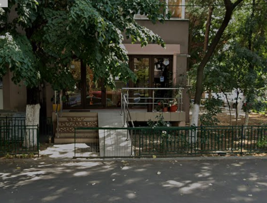 Intrarea în cabinetul stomatologic de pe Bd. Iuliu Maniu 71.